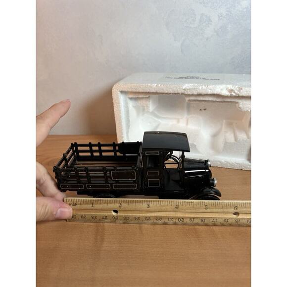 National Motor Museum 1923 Chevy Series D 1-Ton Truck 1:32 Scale (w/cert & Card) - Picture 8 of 10